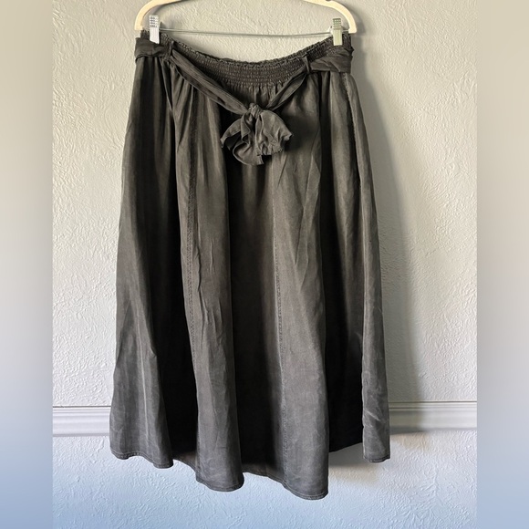 Diane Gilman | 100% Silk | Charcoal midi | Shirred Waist | 1X - Picture 1 of 9